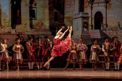 Amanda Assucena and Alberto Velazquez in Don Quixote at Lyric Opera House